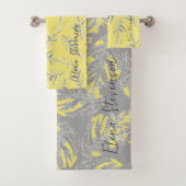 Graue und gelbe Blätter auf gestreiftem Hintergrun Badhandtuch Set (Insitu)