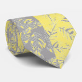 Graue und gelbe Blätter auf gestreiftem Hintergrun Krawatte (Gerollt)