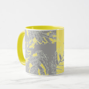 Graue und gelbe Blätter auf gestreiftem Hintergrun Tasse