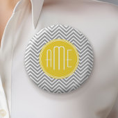 Graue und gelbe Chevronen Custom Monogram Button