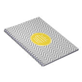 Graue und gelbe Chevronen Custom Monogram Notizblock (Rechte Seite)
