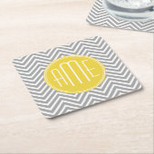 Graue und gelbe Chevronen Custom Monogram Rechteckiger Pappuntersetzer (angewinkelt)