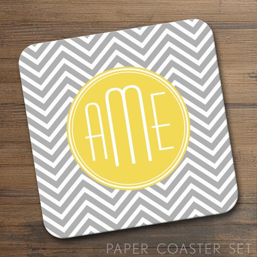 Graue und gelbe Chevronen Custom Monogram Rechteckiger Pappuntersetzer