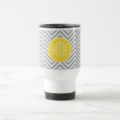 Graue und gelbe Chevronen Custom Monogram Reisebecher (Mittel)