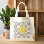 Graue und gelbe Chevronen Custom Monogram Tragetasche<br><div class="desc">Ein kühnes Deko-Design in frischen,  fröhlichen Farben. Wenn Sie die Monogramme anpassen müssen,  klicken Sie auf die Schaltfläche Anpassen und ändern Sie sie.</div>