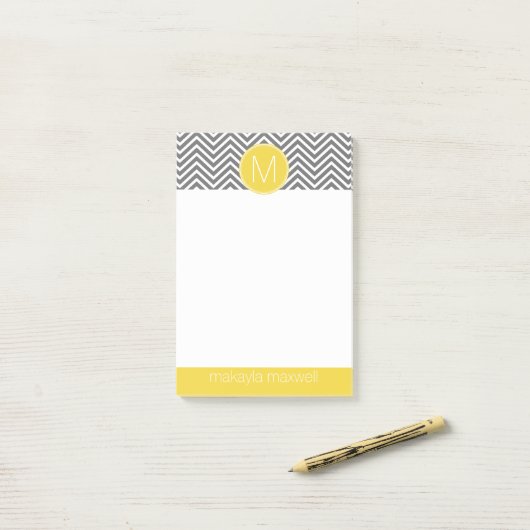 Graue und gelbe Chevronen mit benutzerdefiniertem Post-it Klebezettel (Auf Schreibtisch)