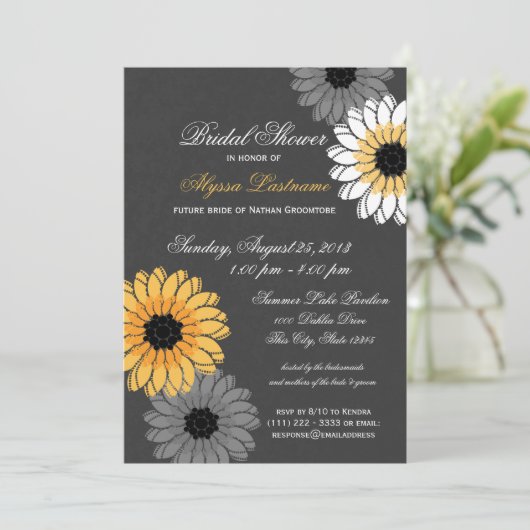 Graue und gelbe Tonschiefer und Blume Brautparty Einladung (Stehend Vorderseite)