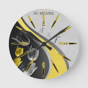 Graue und gelbe Tulpen auf Textur. Runde Wanduhr