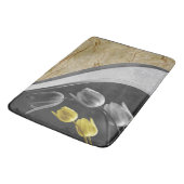 Graue und gelbe Tulpenfarben - Blume 2021 Badematte (Schrägansicht)