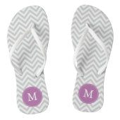 Graue und Lila Chevrons Mit Monogramm Badesandalen (Fußbett)