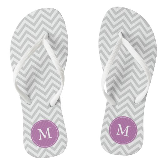 Graue und Lila Chevrons Mit Monogramm Badesandalen (Fußbett)