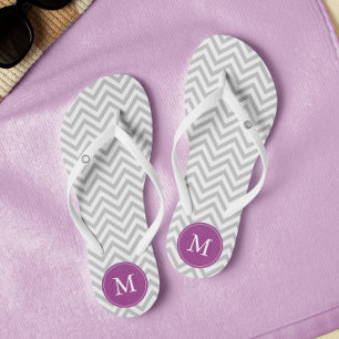 Graue und Lila Chevrons Mit Monogramm Badesandalen
