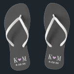 Graue und Lila moderne Hochzeitsmonogramm Badesandalen<br><div class="desc">Maßgeschneiderte gedreht Flop-Sandalen personalisiert mit einem niedlichen Herz und Ihre Monogramm-Initialen und Hochzeitstermin. Klicken Sie auf Anpassen,  um Schriftart und Farben zu ändern oder eigene Bilder hinzuzufügen,  um ein einzigartiges Design zu erstellen!</div>