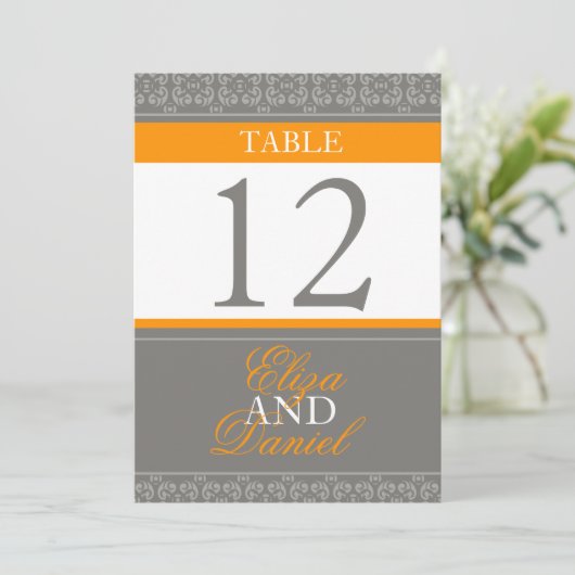 Graue und orangefarbene Tischnummern (Stehend Vorderseite)