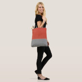 Graue und orangefarbene Wand Tasche (Am Model)