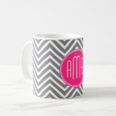 Graue und rosa Chevronen mit benutzerdefinierter M Kaffeetasse (Vorderseite Links)