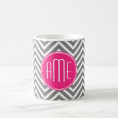Graue und rosa Chevronen mit benutzerdefinierter M Kaffeetasse (Mittel)