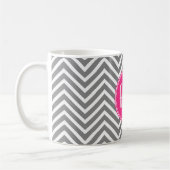 Graue und rosa Chevronen mit benutzerdefinierter M Kaffeetasse (Links)
