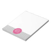Graue und rosa Chevronen mit benutzerdefinierter M Notizblock (Rotiert)