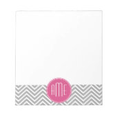 Graue und rosa Chevronen mit benutzerdefinierter M Notizblock (Vorderseite)