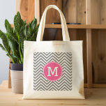 Graue und rosa Chevronen mit benutzerdefinierter T<br><div class="desc">Ein gewagtes Deko-Design in Rosa und Grau. Wenn Sie die Monogramme anpassen müssen,  klicken Sie auf die Schaltfläche Anpassen und ändern Sie sie.</div>