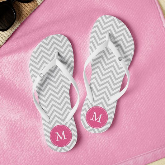 Graue und rosa Chevrons Mit Monogramm Badesandalen