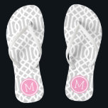 Graue und rosa Trellis Monogramm Badesandalen<br><div class="desc">Maßgeschneiderte,  bedruckte Flop-Sandalen mit einem stilvollen,  modernen Trellis-Muster und einem eigenen Monogramm oder einem anderen Text in einem Kreisrahmen. Klicken Sie auf Anpassen,  um Schriftart und Farben zu ändern oder eigene Bilder hinzuzufügen,  um ein einzigartiges Design zu erstellen!</div>