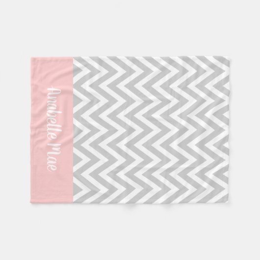 Graue und rosa Zickzack Babyname Mit Monogramm Fleecedecke (Vorderseite (Horizontal))