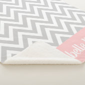 Graue und rosa Zickzack Babyname Mit Monogramm Sherpadecke (3/4)