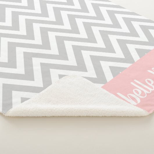 Graue und rosa Zickzack Babyname Mit Monogramm Sherpadecke (3/4)