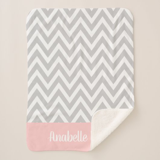 Graue und rosa Zickzack Babyname Mit Monogramm Sherpadecke (Vorderseite)