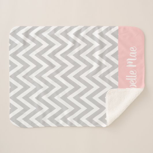Graue und rosa Zickzack Babyname Mit Monogramm Sherpadecke (Vorderseite (Horizontal))
