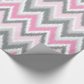 Graue und rosafarbene Ikat Zickzack Geschenkpapier (Ecke)