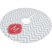 Graue und rote Zickzack Monogramm Polyester Weihnachtsbaumdecke (Schrägansicht)