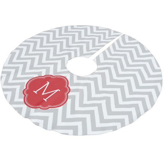 Graue und rote Zickzack Monogramm Polyester Weihnachtsbaumdecke (Schrägansicht)