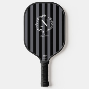 Graue und schwarze Streifen Monogramm Kranz Est Ja Pickleball Schläger