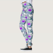 Graue und violette Blumenmuster Leggings (Links)