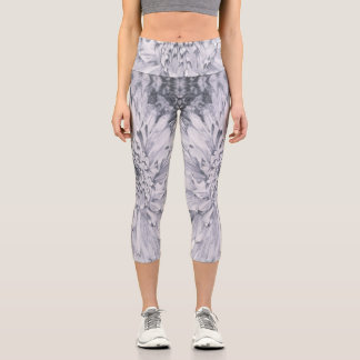 Graue und weiße Dahlienblume Capri Leggings