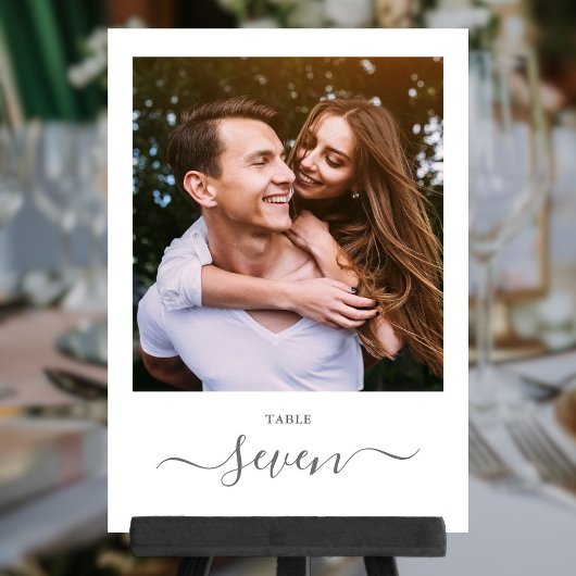 Graue und weiße, elegante Script-Foto-Tischnummer Einladung