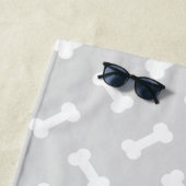 Graue und weiße Hundenknochen mit Individuelle Nam Strandtuch (Beispiel)