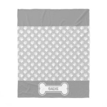 Graue und weiße Hundepuppen und Knochen mit Namen