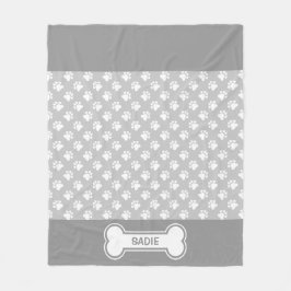 Graue und weiße Hundepuppen und Knochen mit Namen Fleecedecke
