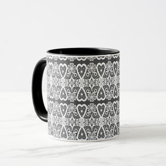 Graue und weiße Kaffeetasse mit Spitzenmuster (Vorderseite Links)