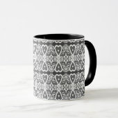 Graue und weiße Kaffeetasse mit Spitzenmuster (VorderseiteRechts)