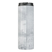 Graue und weiße, karierte Spinnstoffe Thermosbecher (Rückseite)