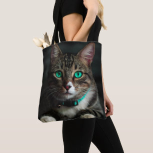 Graue und weiße Katze mit blauen Augen und Matchin Tasche
