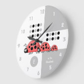 Graue und weiße Kidyllische mit Namen Große Wanduhr (Winkel)