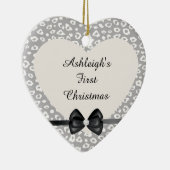 Graue und weiße Leopardrucke mit Bow Keramikornament (Rechts)