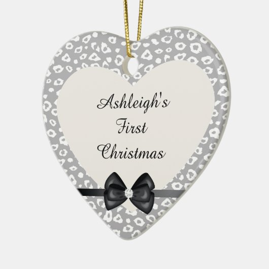 Graue und weiße Leopardrucke mit Bow Keramikornament (Links)