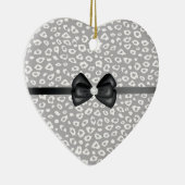 Graue und weiße Leopardrucke mit Bow Keramikornament (Rechts)